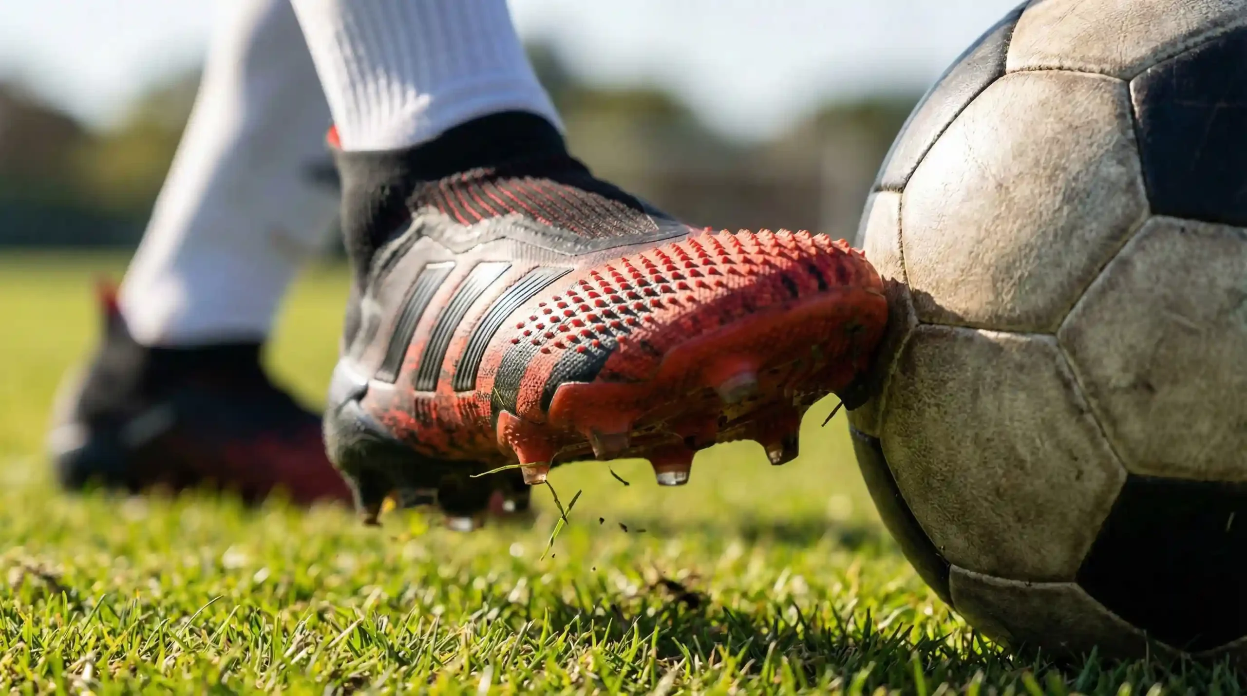 کنترل توپ با کفش مخصوص هافبک فوتبال و تکنولوژی رویه برجسته