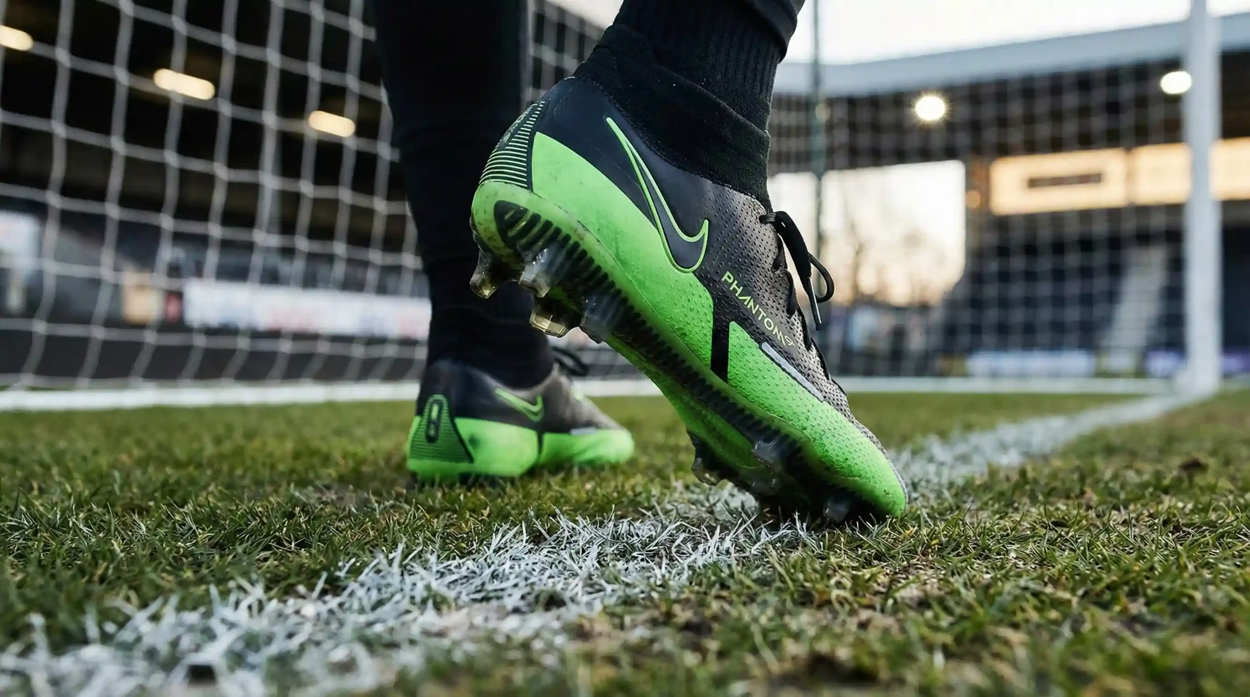 کفش فوتبال مخصوص دروازه بانی با استوک های ضد لغزش