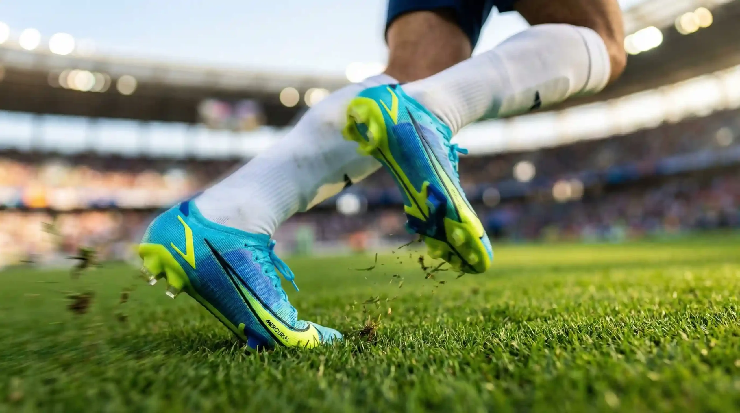 کفش فوتبال سرعتی و سبک مخصوص مهاجمان در حال دویدن